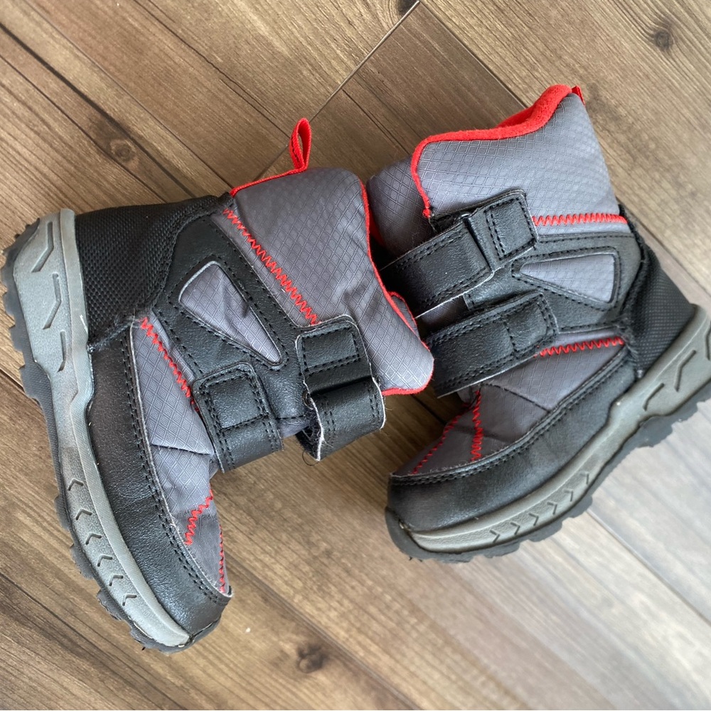 Little kids Carters brand snow/winter shoes. Size 8. Used in good condition
